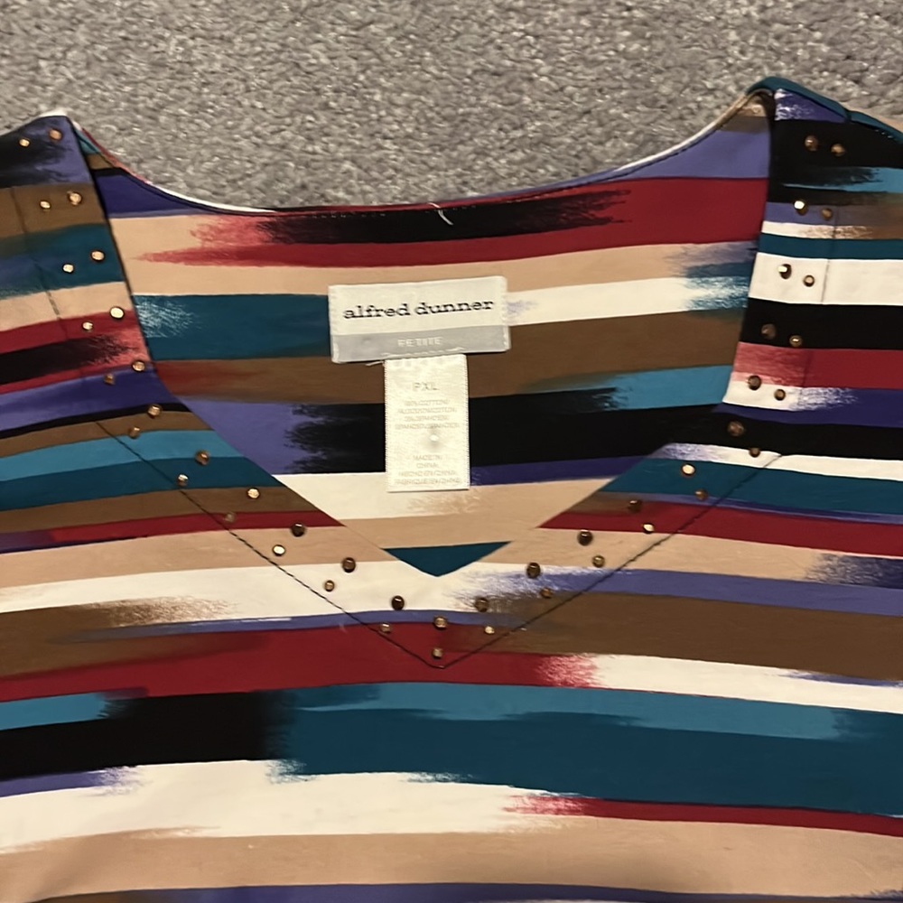 Alfred Dunner Petite XLP
Beautiful multi-color top with stylish embellishments